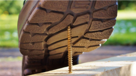 chaussure qui appuie sur un visse