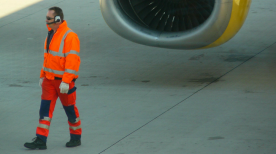 un employée avec des vêtement hautes visibilité