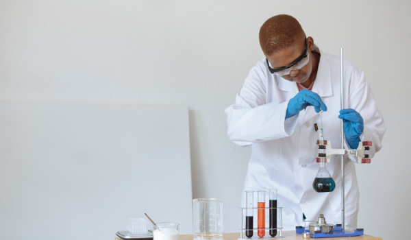 Comment blanchir une blouse blanche ?