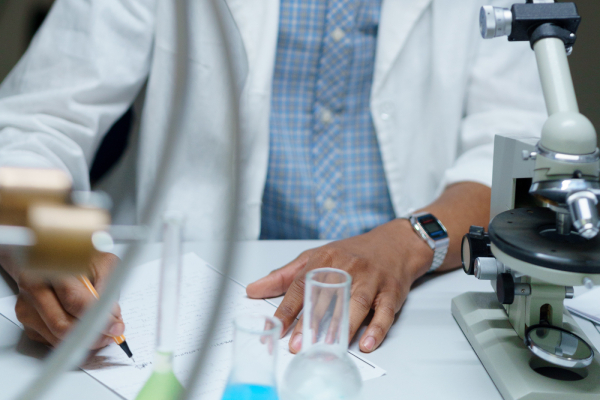 Comment enlever du stylo à bille sur une blouse blanche ?