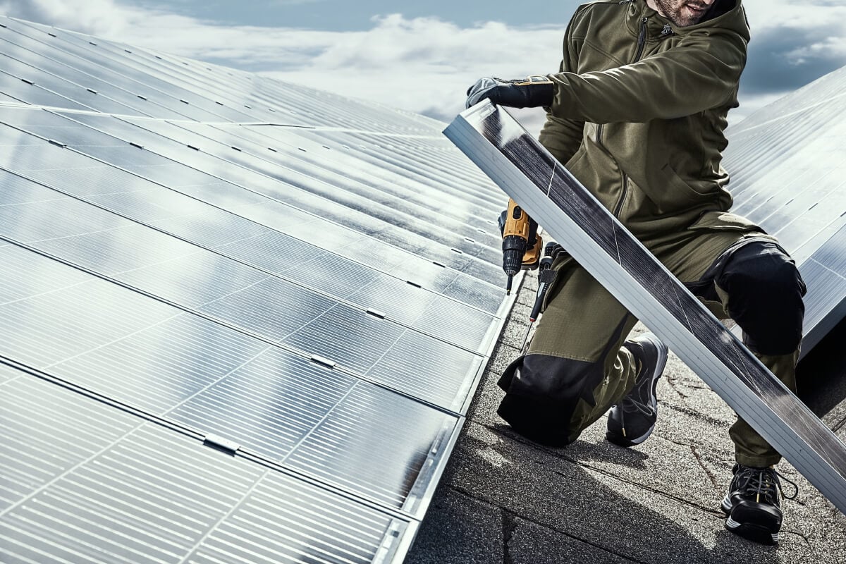 Comment attacher un harnais de sécurité sur une toiture : travail en hauteur