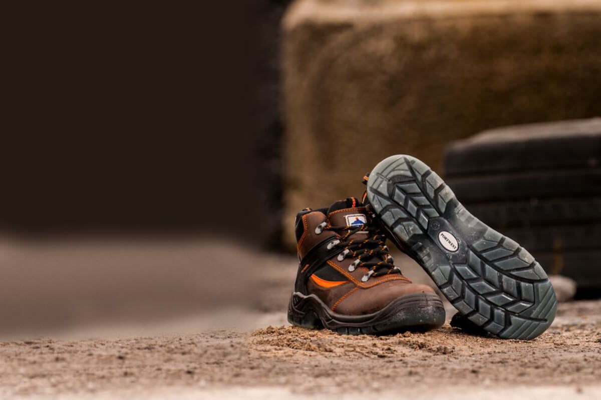 Comment nettoyer une tache d'huile sur des chaussures de sécurité ?