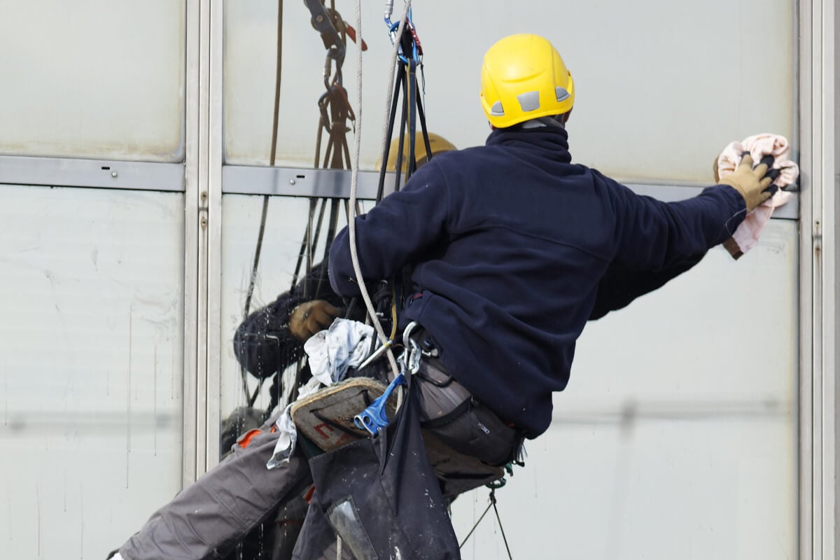 How to use a fall arrest harness safely?
