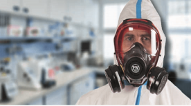 un uomo che indossa una maschera respiratoria