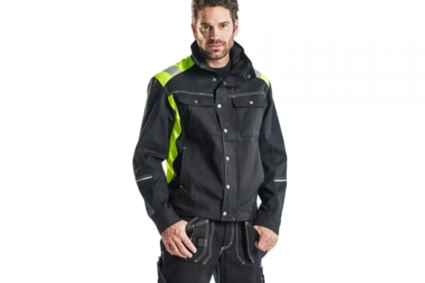 La veste de travail multipoches Blaklader : un vêtement de sécurité indispensable sur le chantier ?