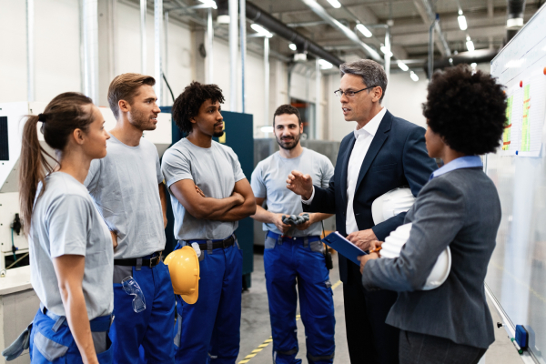 Qui fournit les vêtements de travail aux apprentis ?