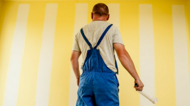 un peintre qui peint un mur