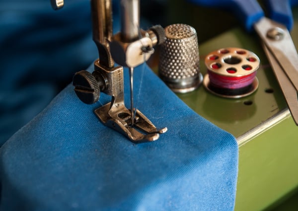 Come riparare un intoppo sui pantaloni da lavoro?