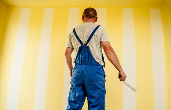 peintre avec bleu de travail