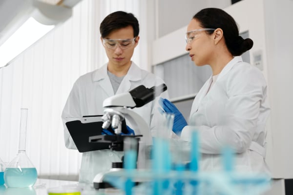 Pourquoi faut-il acheter une blouse de chimie ?