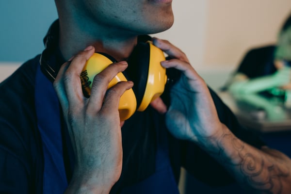 How to choose noise canceling headphones for shooting?
