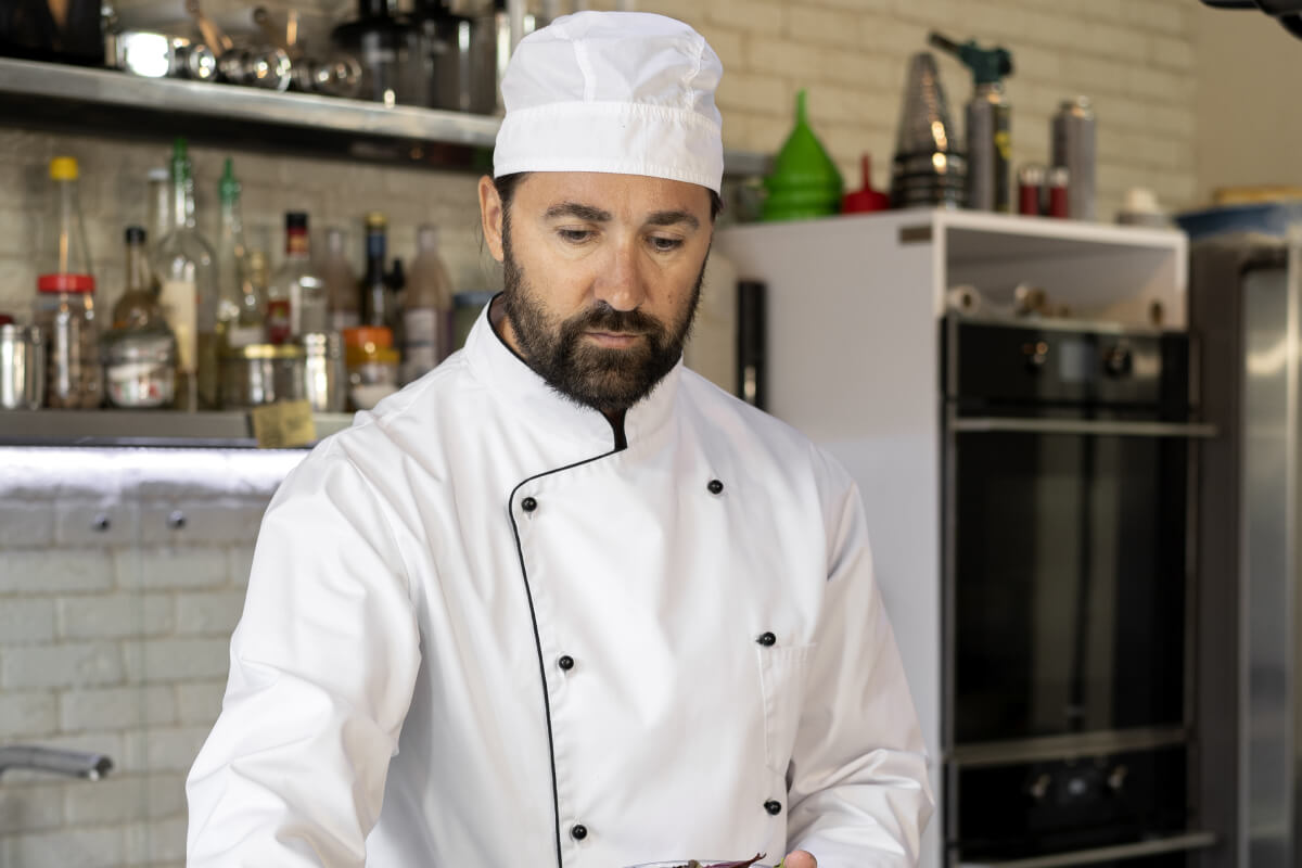 Come indossare un berretto o un berretto da cucina: passaggi