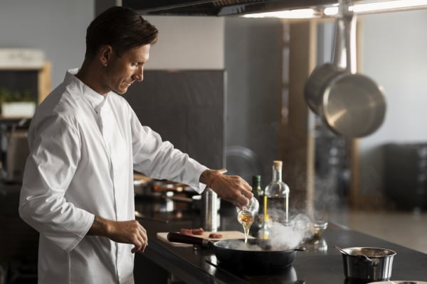 Comment enlever les odeurs sur les vêtements de cuisine ?