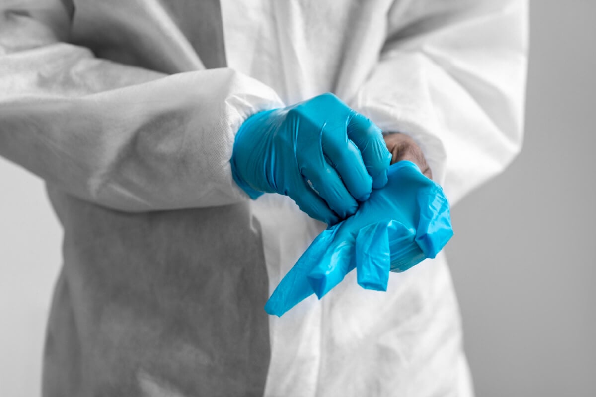 Butyl or nitrile gloves: what to choose against chemical risks?