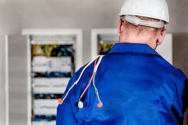 Comment enlever de la colle sur un bleu de travail ?