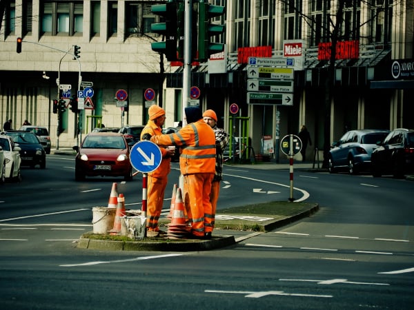 Quelle sont les utilités des vêtements haute visibilité jaune et orange ?