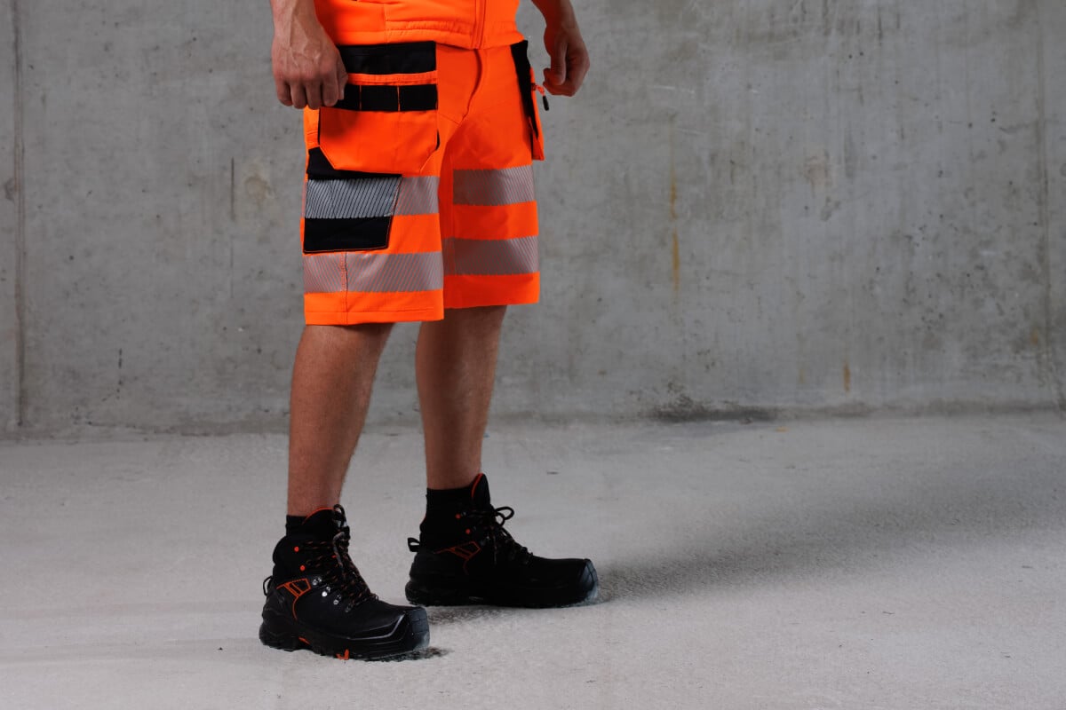 Can you work in shorts in construction: what summer clothes?