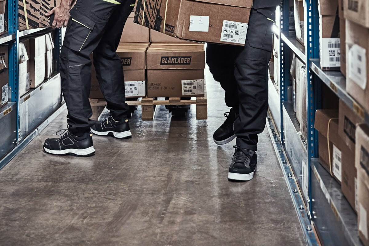 Who and when should wear safety shoes?