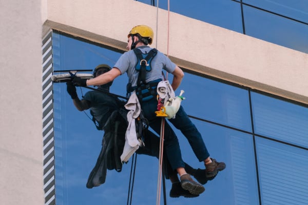 Quali sono le norme sull'imbracatura di sicurezza?