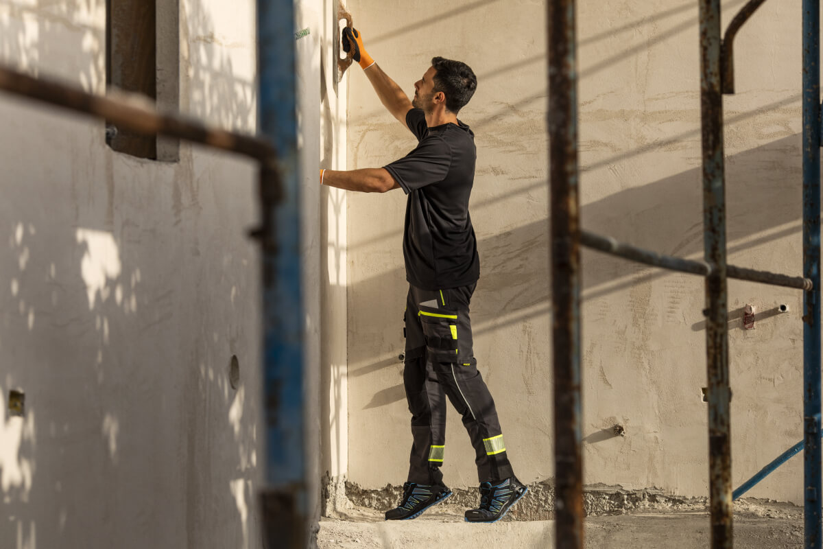 Abbigliamento da lavoro elasticizzato: tra innovazione tessile e performance