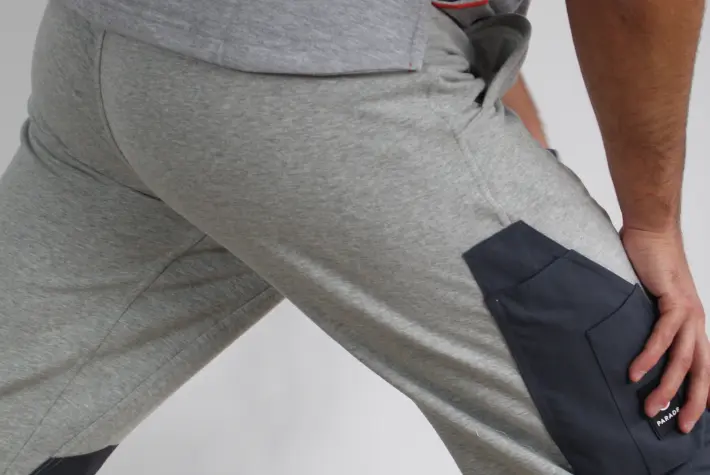 uomo che indossa pantaloni elasticizzati