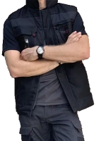 homme portant un haut de travail