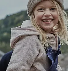 enfants heureux en vêtements de protection