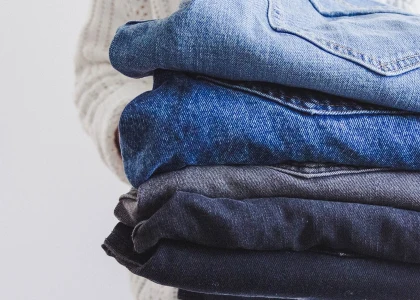 femme portant plusieurs jeans de travail