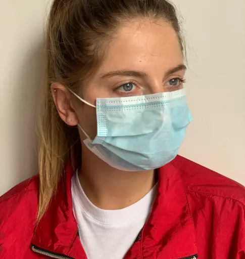 Femme portant un masque ffp1
