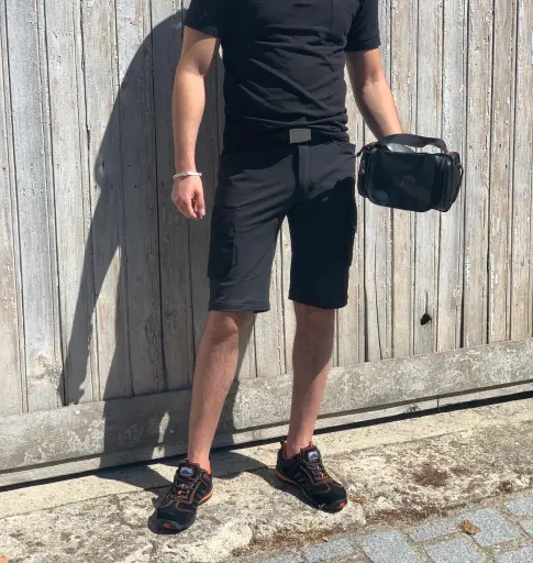 Homme habillé de vêtements de travail avec un short, tee-shirt, etc.