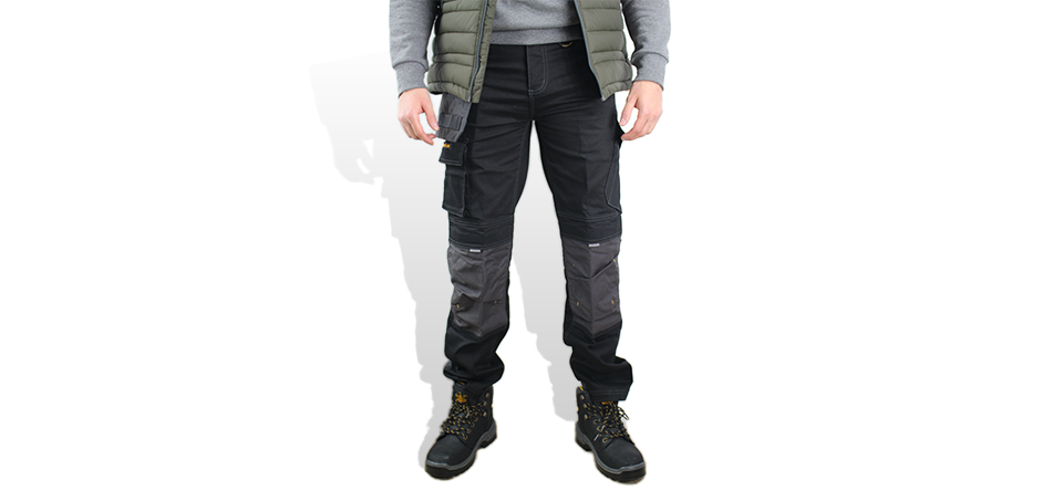 Homme habillé avec un pantalon de travail