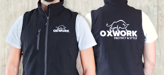 Vu de face et de dos d'une personne munie d'un tee-shirt avec une broderie Oxwork